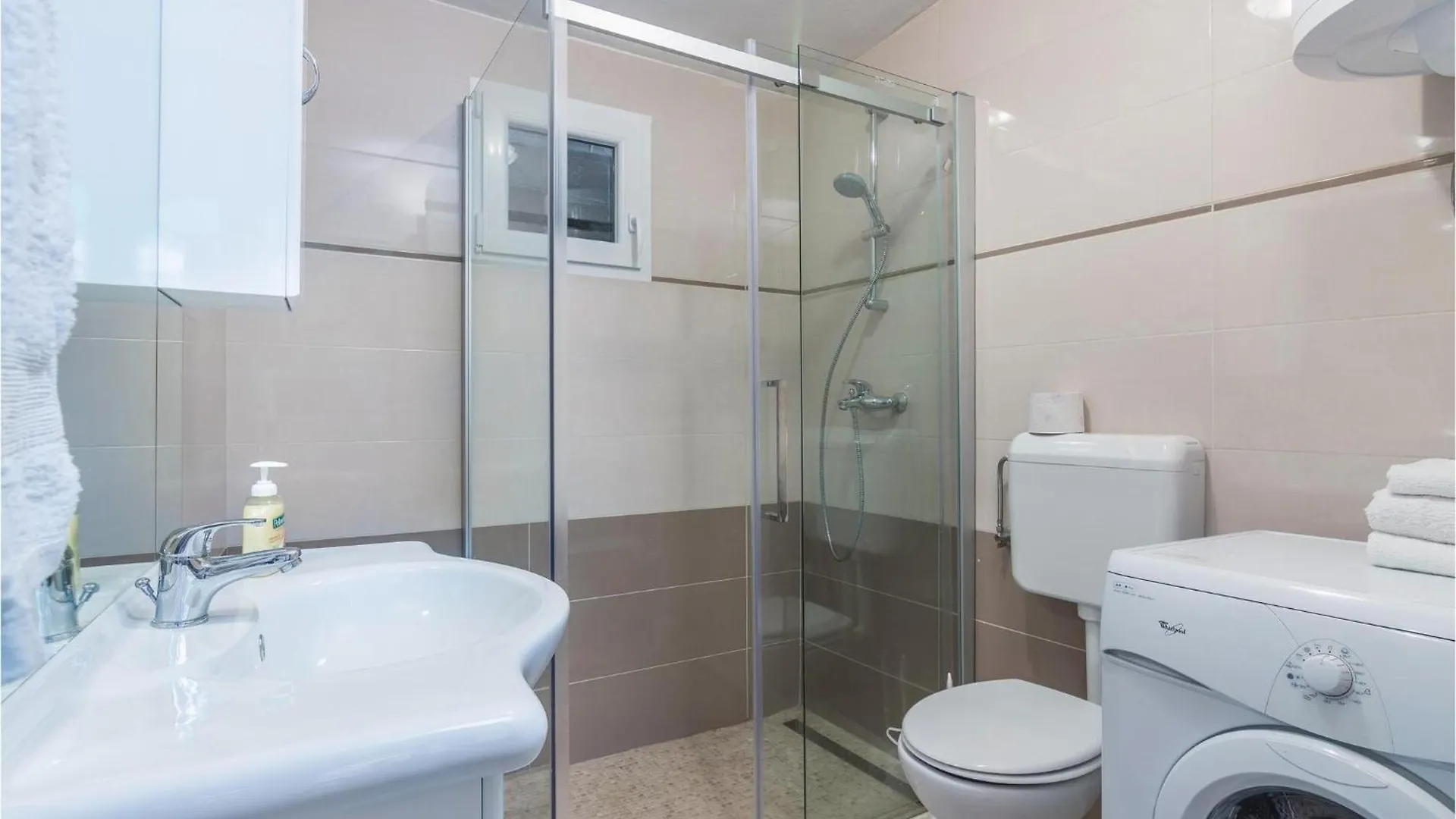 3 Bedroom Cozy Home In Trget 0*,