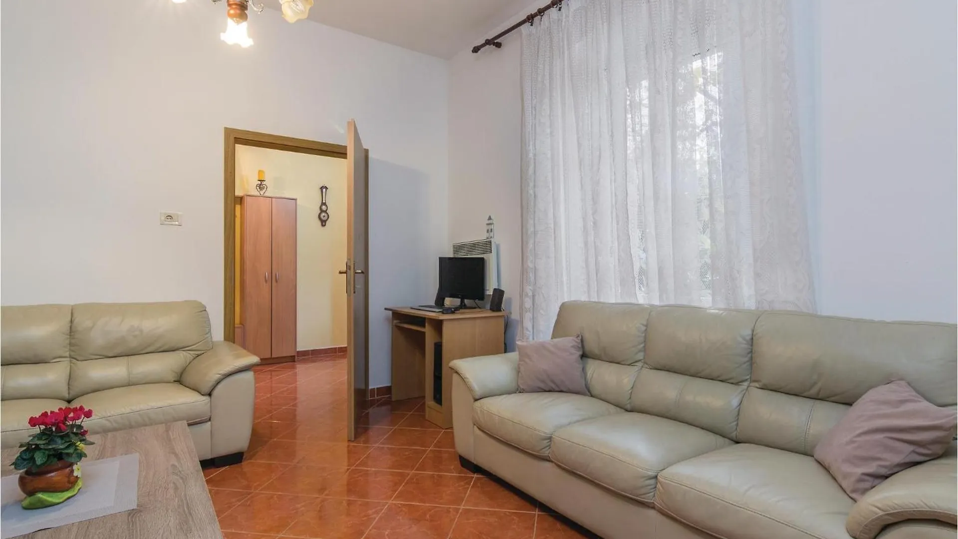 3 Bedroom Cozy Home In Trget Croatia